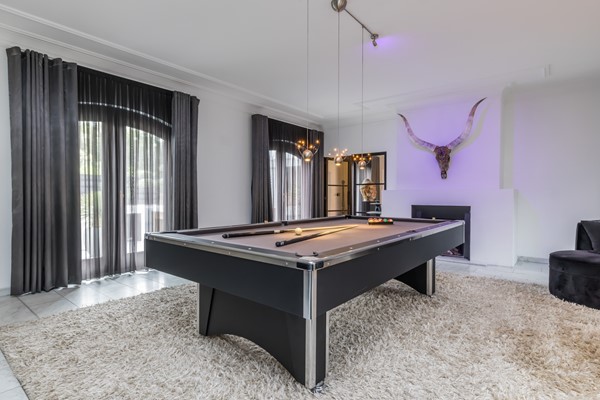 Foto - Te koop: Op een schitterende en rustige locatie in de geliefde villawijk "Moltbos" staat deze stijlvolle, vrijstaande villa met een uitzonderlijk royaal woonoppervlak.